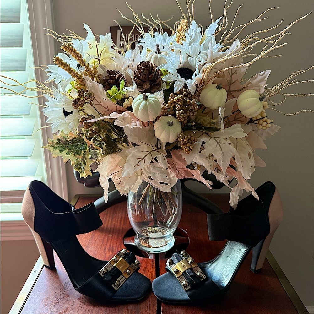 STUNNING!! Prada Black and Gold High Heels with Chic Design from Neiman Marcus - Picture 7 of 8
